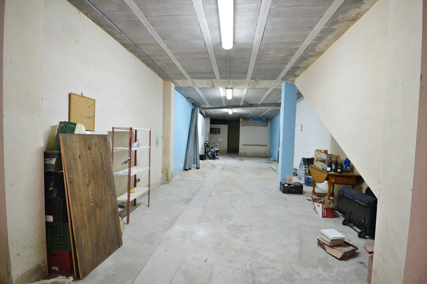 FLAT WITH GARAGE