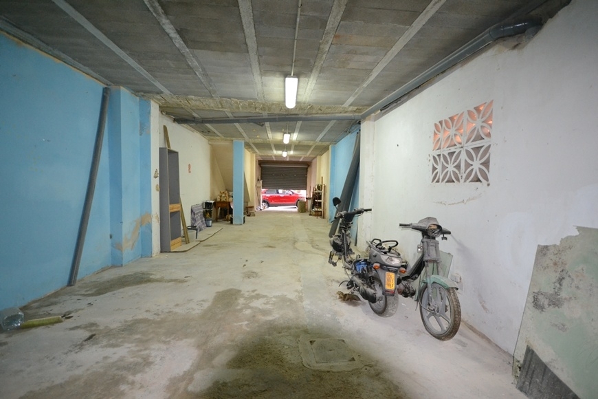 FLAT WITH GARAGE