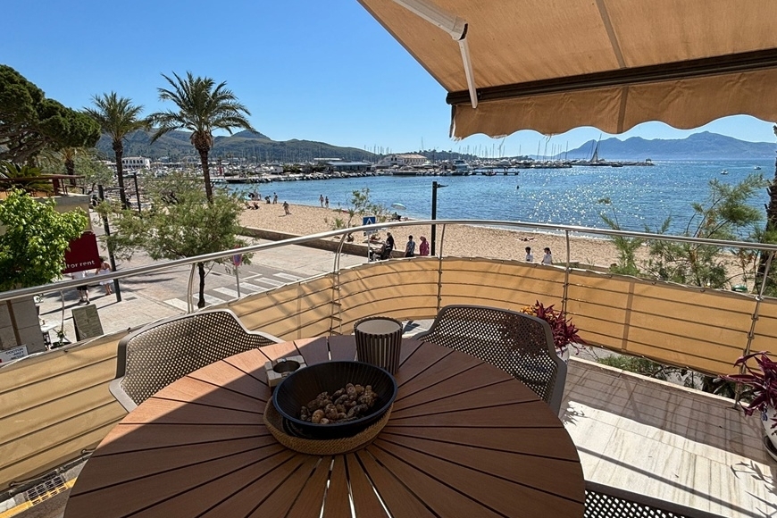 SEAFRONT APARTMENT