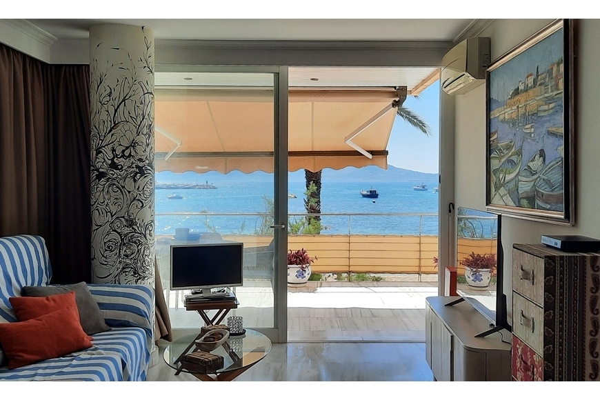 SEAFRONT APARTMENT
