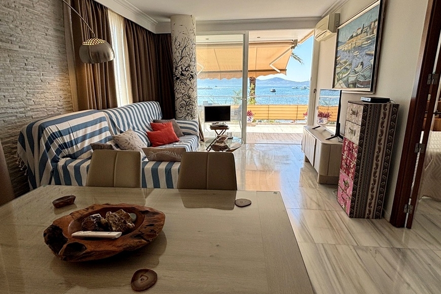 SEAFRONT APARTMENT